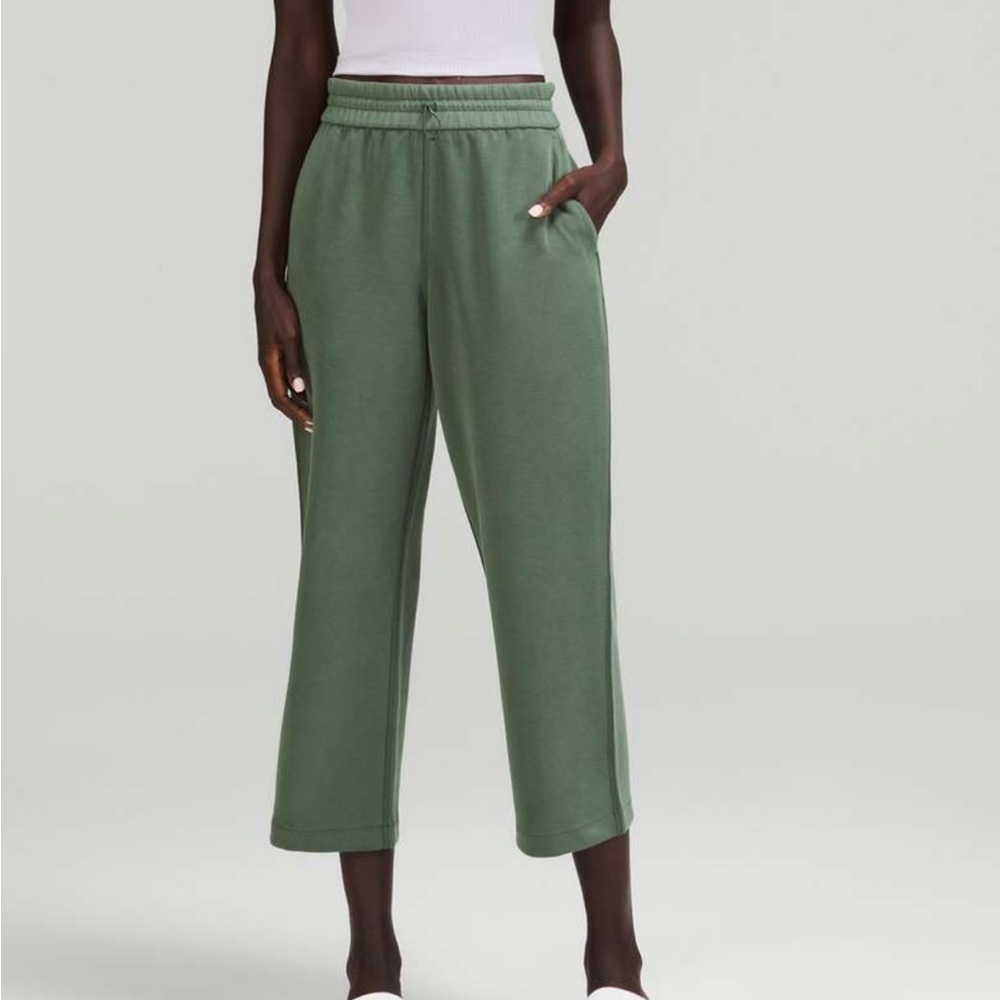 Lululemon softstreme high rise cropped pants in smoked spruce size 6.